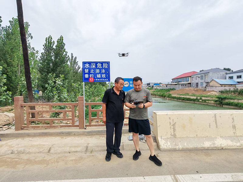 平邑县卞桥镇西荆埠村第一书记：无人机升空 织密防溺水与防汛“安全网”